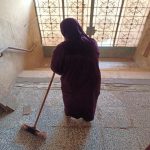 أم بكري أثناء عملها